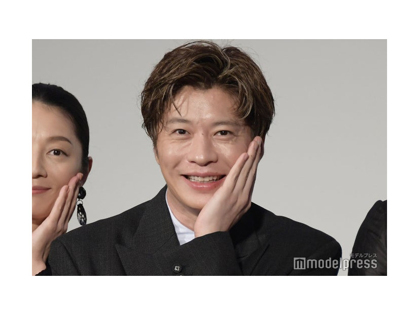 太宰ポーズをとる田中圭（C）モデルプレス
