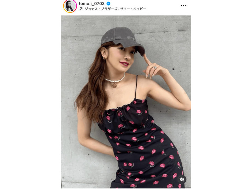 「スタイル抜群」板野友美、キャミドレスを着こなす夏コーデSHOTに絶賛の声「可愛すぎる」