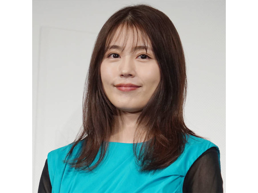 「最強の美」有村架純、背中を大胆披露したブラックドレスSHOTにファンうっとり「色気凄くて可愛い」