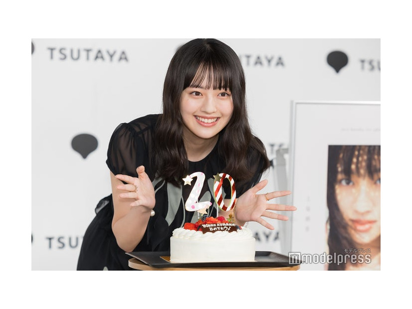 サプライズに感激する上坂樹里（C）モデルプレス