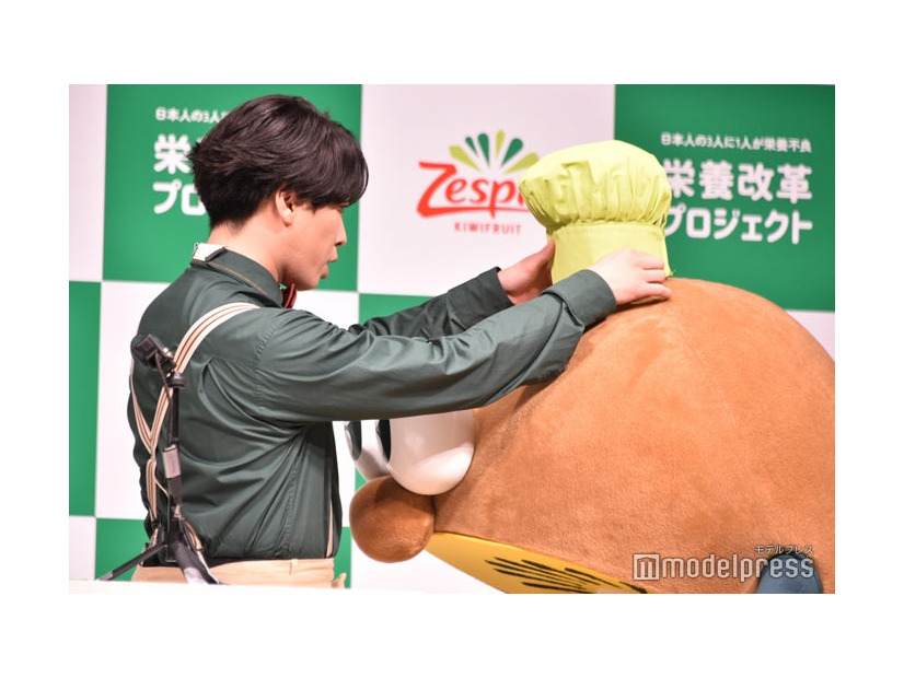 キウイブラザーズの帽子が落ちてしまい、すぐに駆けつける宮舘涼太（C）モデルプレス