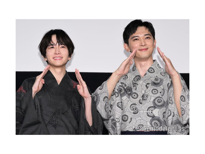 お互いを褒め合う板垣李光人、吉沢亮（C）モデルプレス