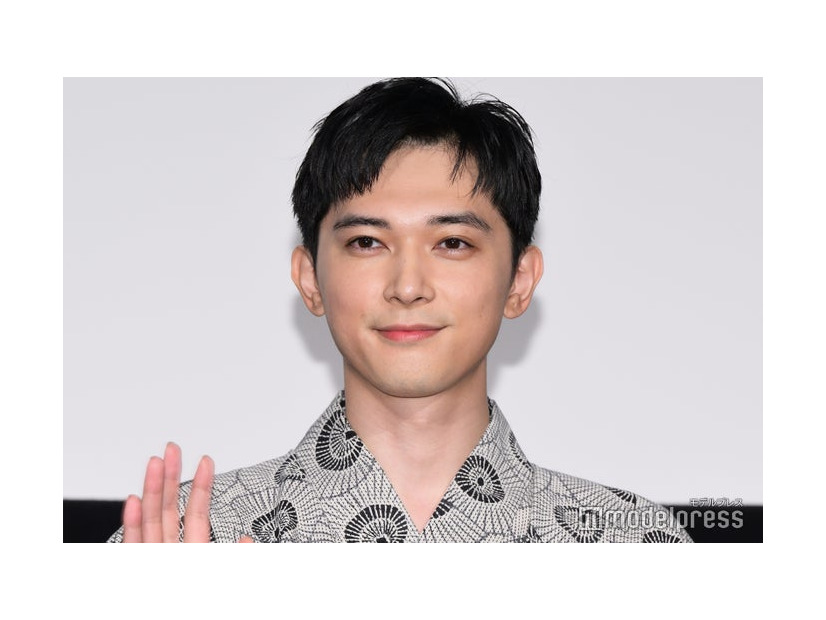 浴衣姿の吉沢亮（C）モデルプレス