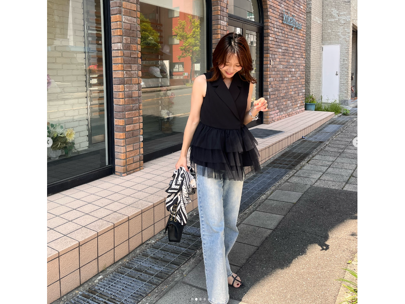 白×黒×デニムの黄金比。甘すぎない大人のフレンチシックな着こなし術