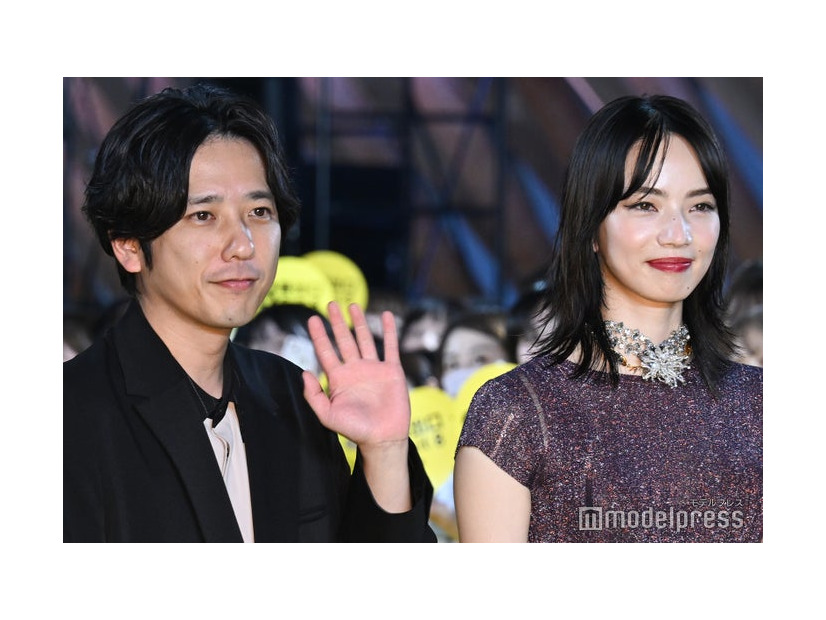 映画「８番出口」88ｍ無限ループカーペットアライバルに出席した二宮和也、小松菜奈（C）モデルプレス