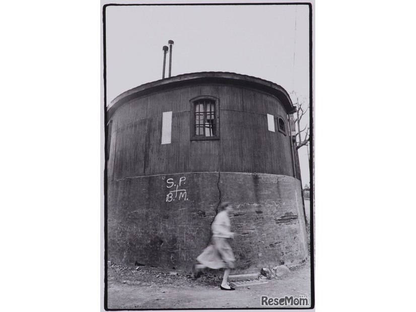 奈良原一高「Blue Yokohama」1959年（1994年のプリント）ゼラチン・シルバー・プリント 31.1×21.3cm 奈良原一高アーカイブズ寄贈 横浜美術館蔵　(c) NARAHARA IKKO ARCHIVES