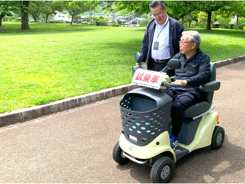 噂の「シニアカー」に初めて試乗！ 90歳父が見せた「想定外の反応」とは？  老いとともに超頑固になった父を、一発で動かした「娘のひと言」は【父の免許返納物語】