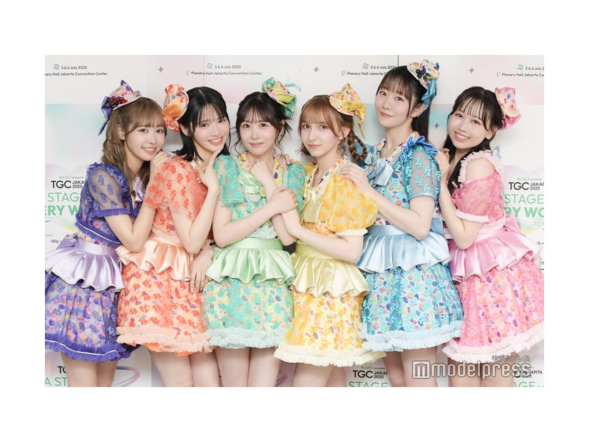 FRUITS ZIPPER（左から）仲川瑠夏、鎮西寿々歌、櫻井優衣、早瀬ノエル、真中まな、松本かれん（C）モデルプレス