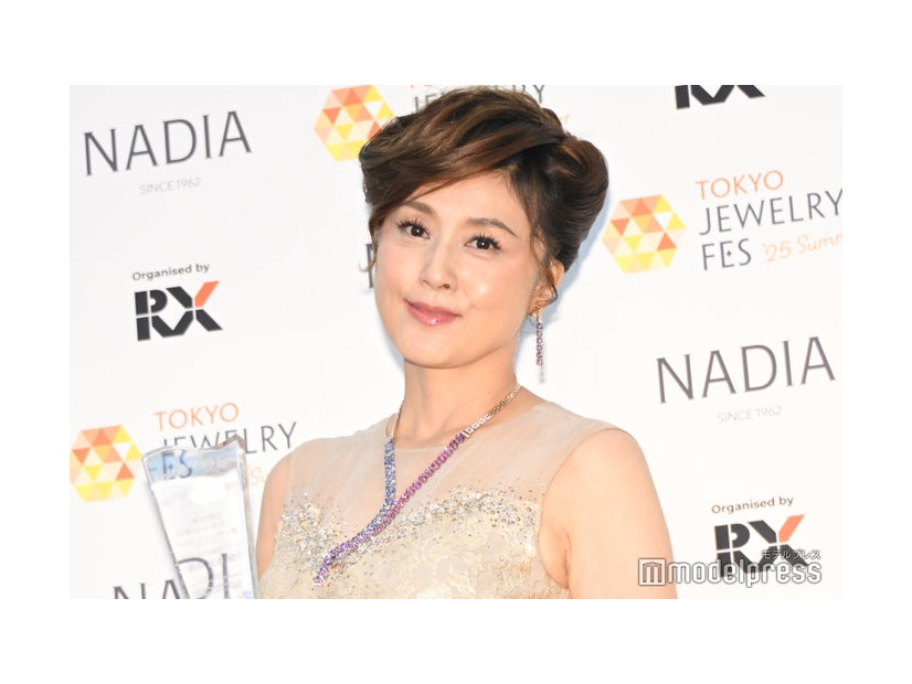 囲み取材に出席した藤原紀香（C）モデルプレス