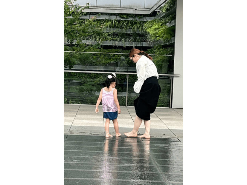 平野ノラ、4歳愛娘と銀座へ！微笑ましい親子の水遊びSHOT公開「わんぱくおてんば娘ですから」