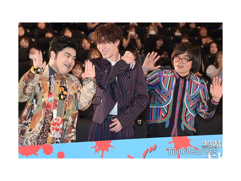 主題歌「SERIOUS」を踊る加藤諒と松原タニシ、嬉しそうな渡辺翔太（C）モデルプレス