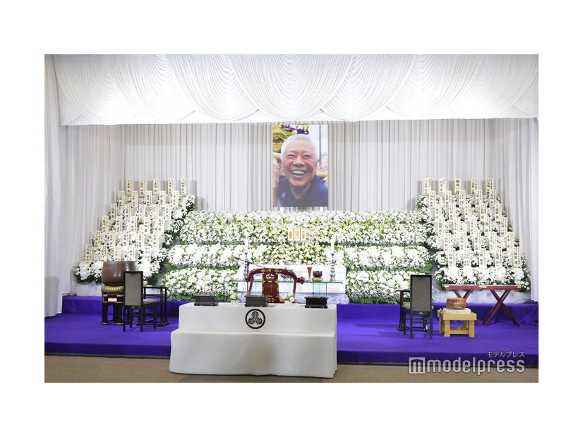 川村龍夫会長の祭壇（C）モデルプレス