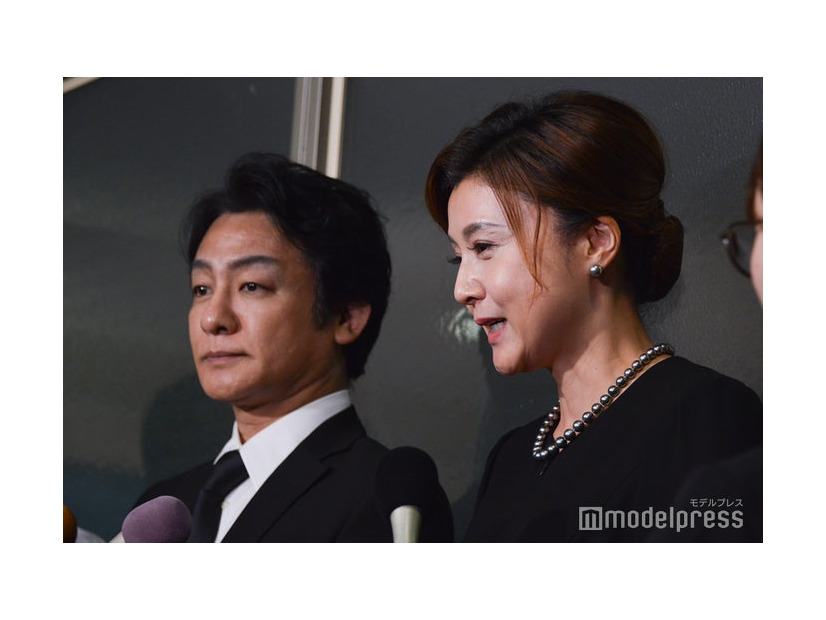 川村龍夫会長の通夜に参列した片岡愛之助、藤原紀香（C）モデルプレス