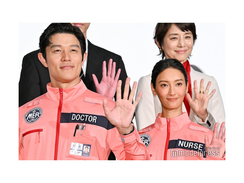 鈴木亮平、菜々緒（C）モデルプレス