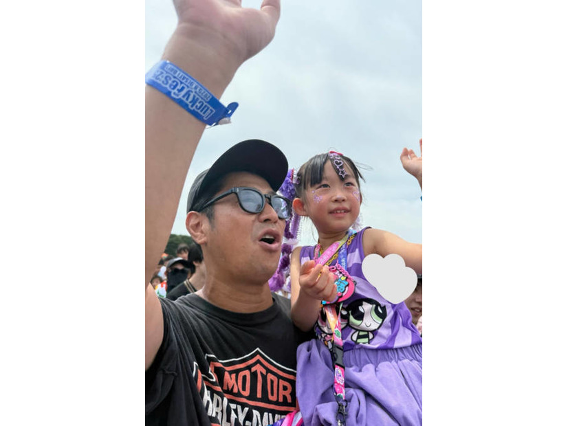 パンサー尾形、7歳娘のために“サプライズ合流”でフェス満喫！「愛溢れてる～」「ステキ」の声