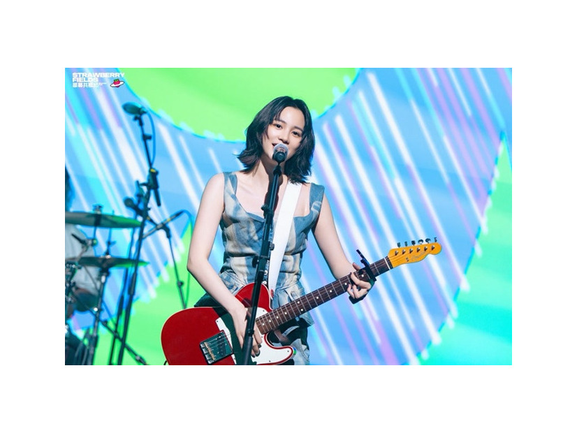 のん、ヘルシー肌見せ衣装のライブステージSHOTに反響「ギターを持つ腕の細いこと！」「カッコいい」