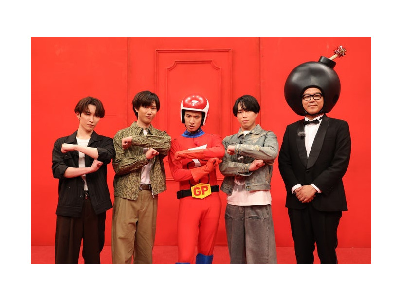 渡辺翔太、阿部亮平、向井康二、宮舘涼太、長谷川忍（C）フジテレビ