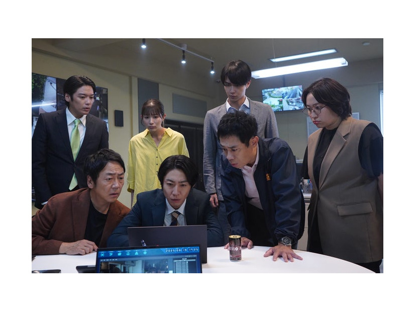 （左から時計回りに）高木雄也、足立梨花、野村康太、丸山礼、伊藤淳史、相葉雅紀、大森南朋「大追跡～警視庁SSBC強行犯係～」第7話（C）テレビ朝日・東映