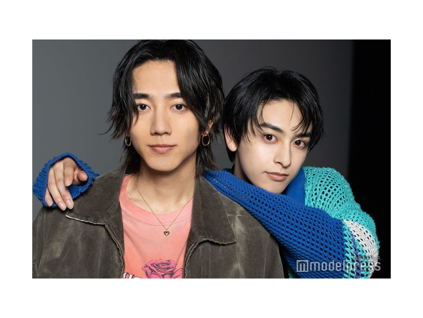 モデルプレスのインタビューに応じた駒木根葵汰、新原泰佑（C）モデルプレス
