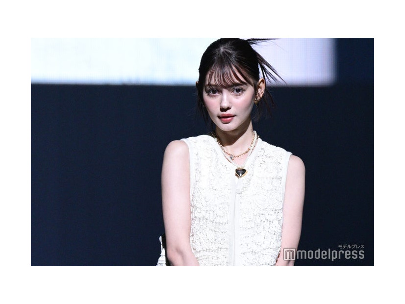 ロングヘアの村上愛花（C）モデルプレス