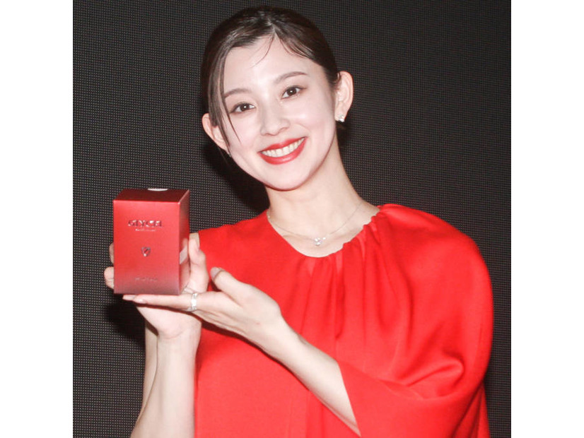 朝比奈彩「すごい色キレイ」毎日メイクに愛用するヌーディー系リップ