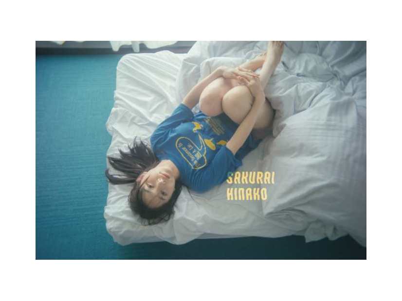 桜井日奈子、色白美脚が眩しい寝転びSHOTにドキッ！透明感あふれるビジュアルで魅せる