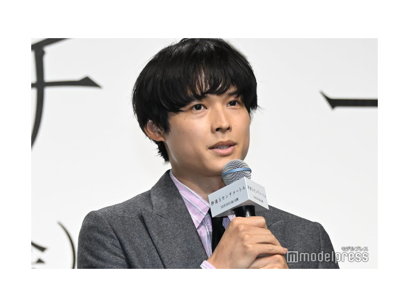ずっと1人で喋っていることを心配する松村北斗（C）モデルプレス
