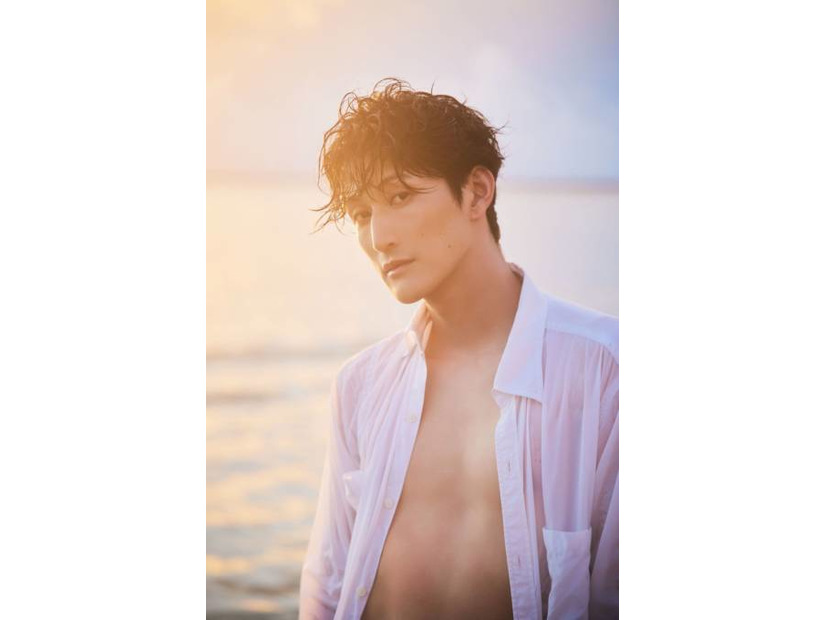 磯野大、海をバックに引き締まった肉体がチラリ！伊豆諸島を舞台に多彩な魅力が光る