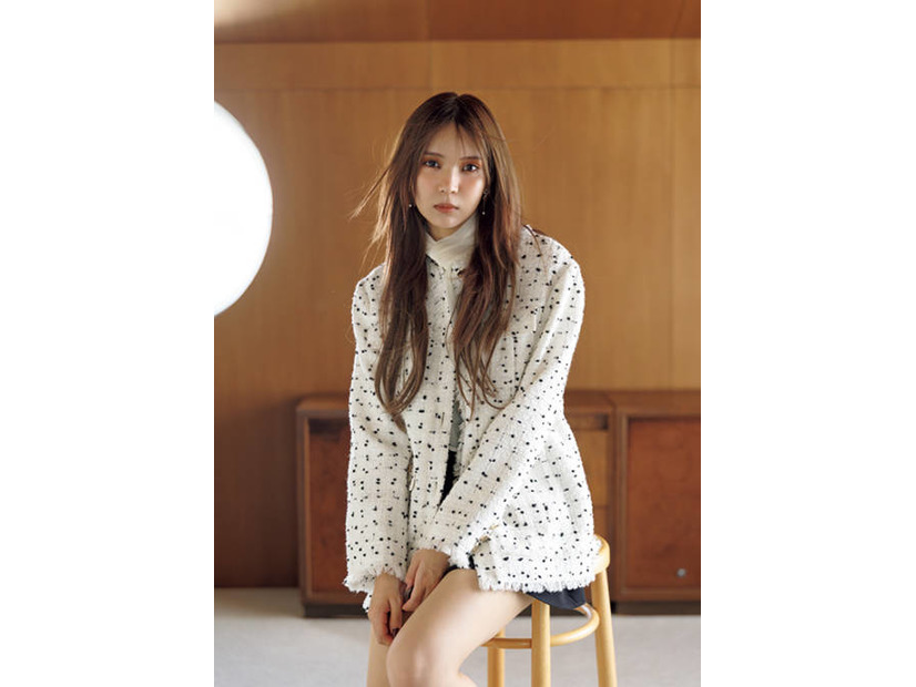 “yousti”としてソロデビューした小林由依、ほっそり美脚チラリの秋コーデ披露！等身大の魅力に迫る
