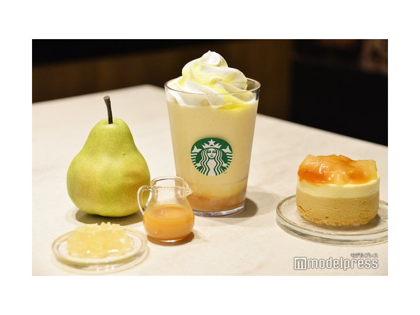 洋なし 生キャラメル フラペチーノ、洋なしとキャラメルの紅茶ケーキ（C）モデルプレス
