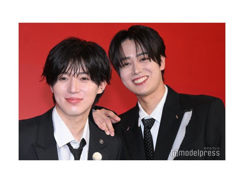 囲み取材に応じた西山智樹、前田大輔（C）モデルプレス