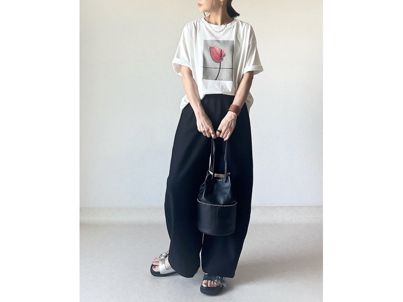 クールにオシャレに決まる「フォトTシャツ」。お手本にしたいリラクシーな大人の着こなし【40代の毎日コーデ】