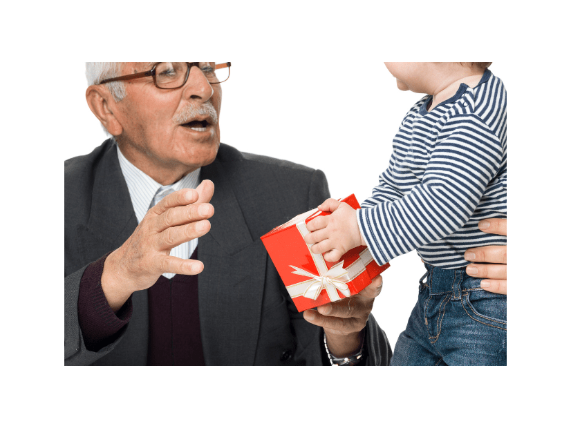 誕生日を迎えた50代の祖父　孫がプレゼントを渡した瞬間⇒祖母への”予想外の行動”に「まだ2歳なのに」「優しい」