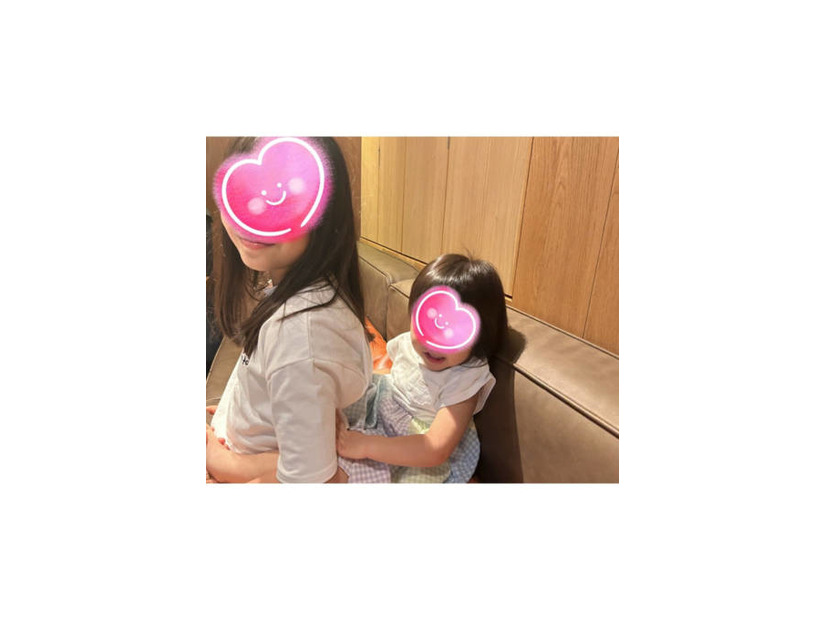 安めぐみ、10歳長女＆1歳次女がくっつくほっこりSHOTに「可愛い」「仲良し姉妹」の声