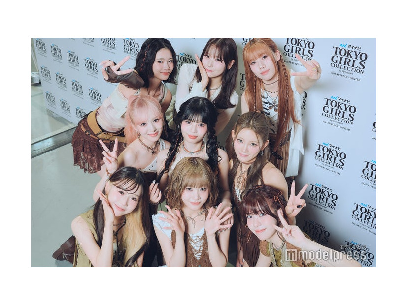 モデルプレスのインタビューに応じたME:I／（後列）KOKONA、MOMONA、AYANE（中列）SUZU、RINON、MIU（前列）KEIKO、SHIZUKU、TSUZUMI（C）モデルプレス