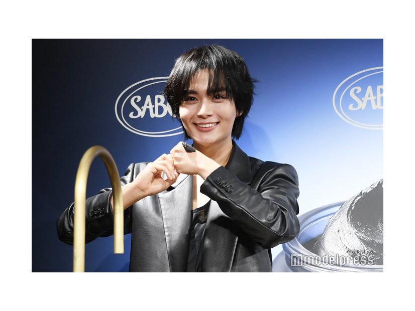 スクラブをくるくるしながら「撮影タイムですよ～」とシャッターチャンスをくれる大西流星（C）モデルプレス