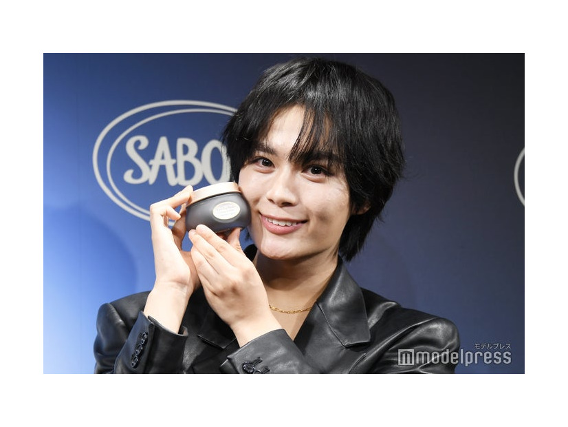 大きな瞳で「綺麗に撮ってください」と記者にお願いする大西流星（C）モデルプレス