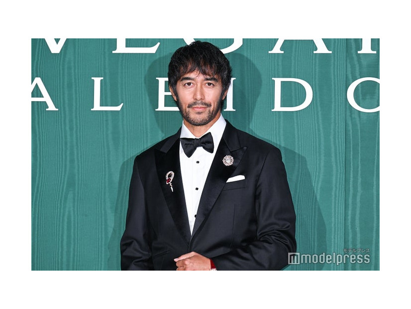 「ブルガリ カレイドス ⾊彩・⽂化・技巧」オープニングデイ フォトコールに出席した阿部寛（C）モデルプレス