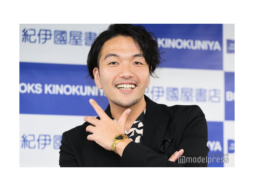 「しばけるもんならしばきたい」刊行記念囲み取材に出席した盛山晋太郎（C）モデルプレス
