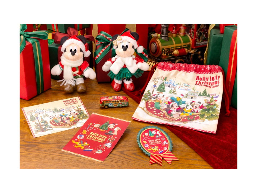 ぬいぐるみバッジ各2,800円、きんちゃく900円、ワッペンアクセサリー1,000円、ポストカードセット600円、ディズニー・ビークル・コレクション〈トミカ〉1,700円（C）Disney