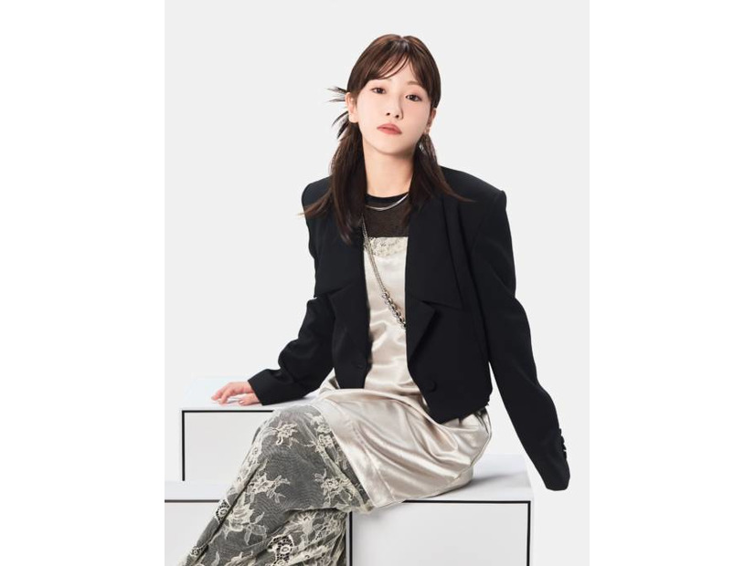 川栄李奈、オトナの美しさが漂う上品コーデ披露！ファッション7変化で“新しい自分に出会う喜び”を表現