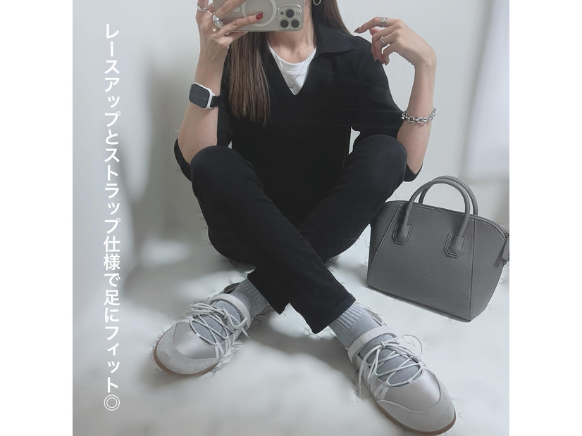 バレエシューズ×スニーカー⁉【GU】ハイブリッドデザインシューズが主役の足元抜け感モノトーン【40代の毎日コーデ】