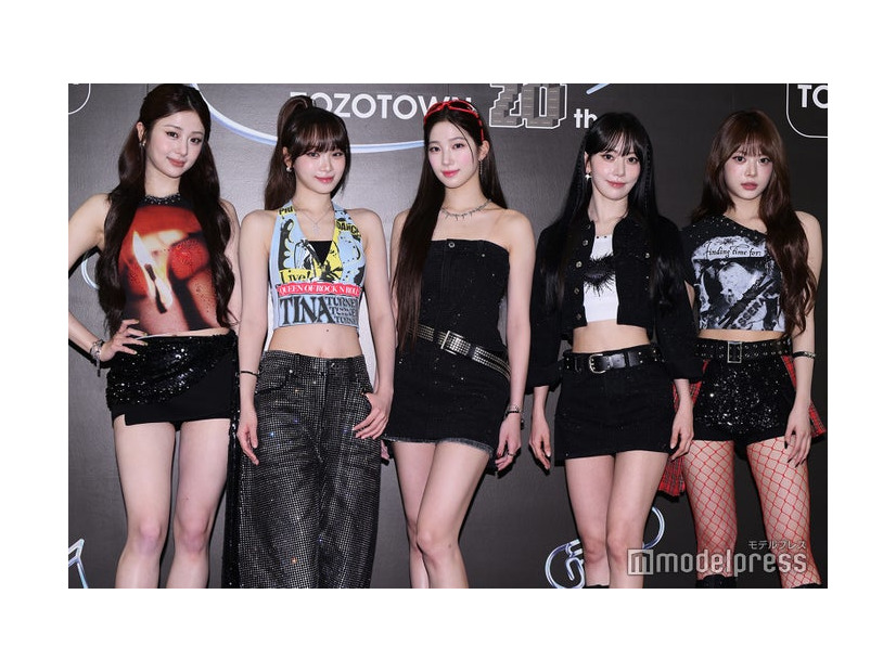 LE SSERAFIM／ （左から）HUH YUNJIN（ホ・ユンジン）、KIM CHAEWON（キム・チェウォン）、KAZUHA（カズハ）、SAKURA（サクラ）、HONG EUNCHAE（ホン・ウンチェ）（C）モデルプレス
