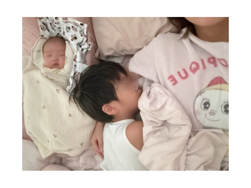 「今日の朝の図」辻希美、三男＆次女と密着して眠る幸せSHOT公開「たぁくんが出張の時は3人で」