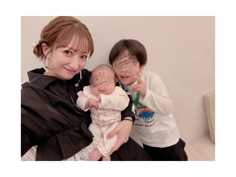 辻希美、仕事の後は母親業！0歳次女＆6歳三男との笑顔SHOT公開「お二人さんをお風呂 入れまーす」