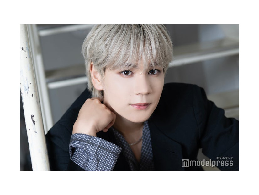 モデルプレスのインタビューに応じた豆原一成（C）モデルプレス
