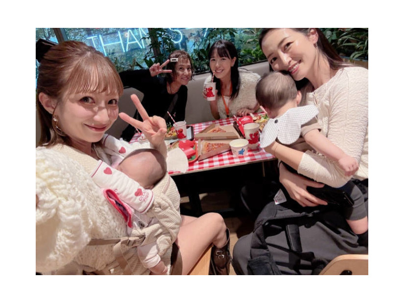 「baby服爆買い」辻希美、生後2ヶ月次女を抱っこし展示会＆ランチを満喫「あっという間の時間でした」