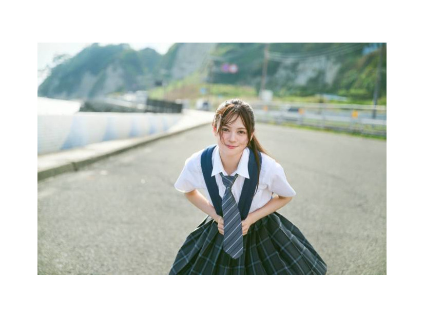 AKB48伊藤百花、圧倒的な“美少女感”あふれる制服SHOTを披露！鎌倉を舞台に自然体の魅力が光る