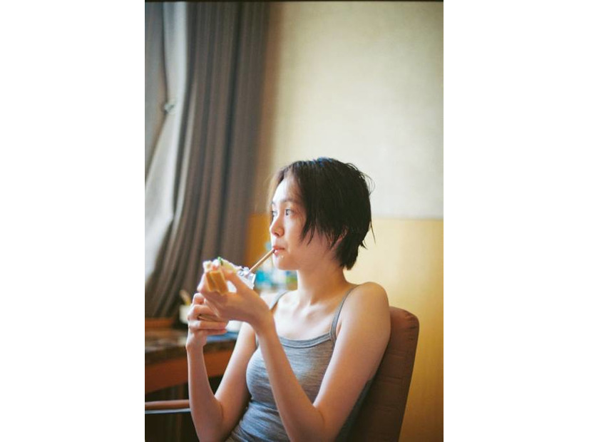 尾碕真花、ナチュラル美肌のキャミソールSHOTにうっとり！枝優花とのタッグで“韓国旅”を大満喫