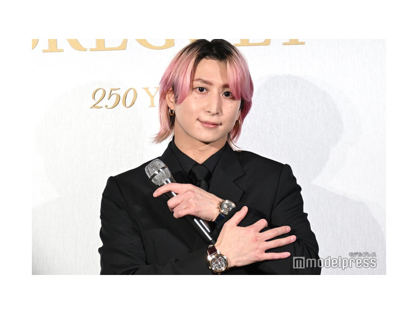 報道陣と一緒にCEOのプレゼンを聞く佐久間大介（C）モデルプレス